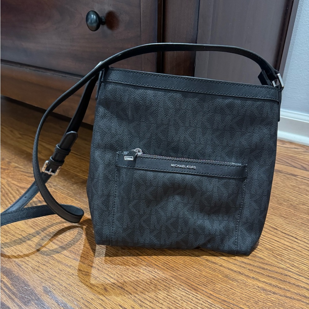 Gently used Michael Kors crossbody bag!